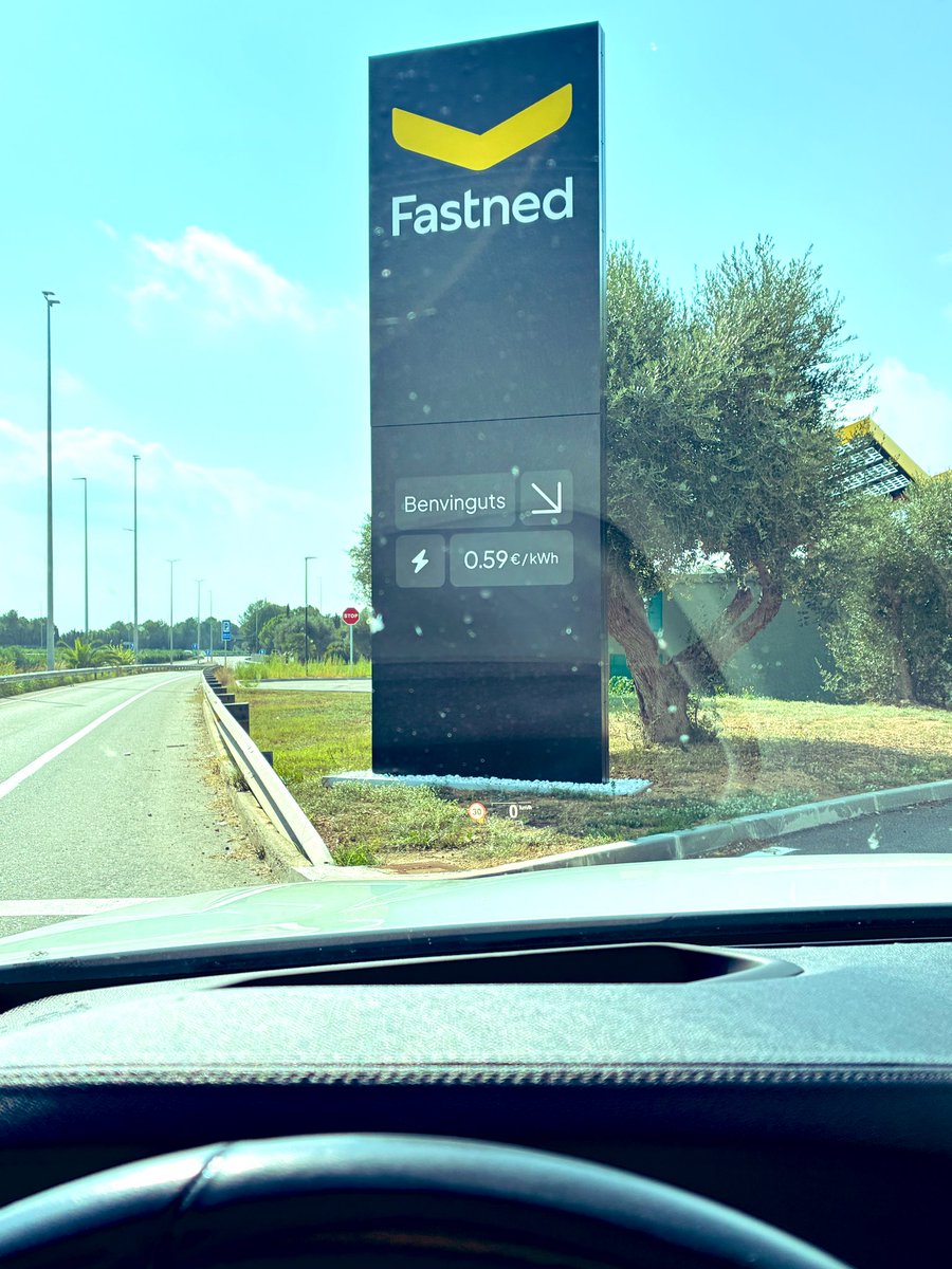 La Verdad de Tesla (@laverdaddetesla) on Twitter photo Mientras el diesel no para de bajar la carga eléctrica en cargadores públicos se paga a precio de oro. Por comparar con estos precios en un diesel que consuma 5 litros 100 kilómetros te costarían 4,90 euros, en un eléctrico que consuma 18kwh costaría 10,62. Más del DOBLE!! 🤣🤣 Mientras el diesel no para de bajar la carga eléctrica en cargadores públicos se paga a precio de oro. Por comparar con estos precios en un diesel que consuma 5 litros 100 kilómetros te costarían 4,90 euros, en un eléctrico que consuma 18kwh costaría 10,62. Más del DOBLE!! 🤣🤣