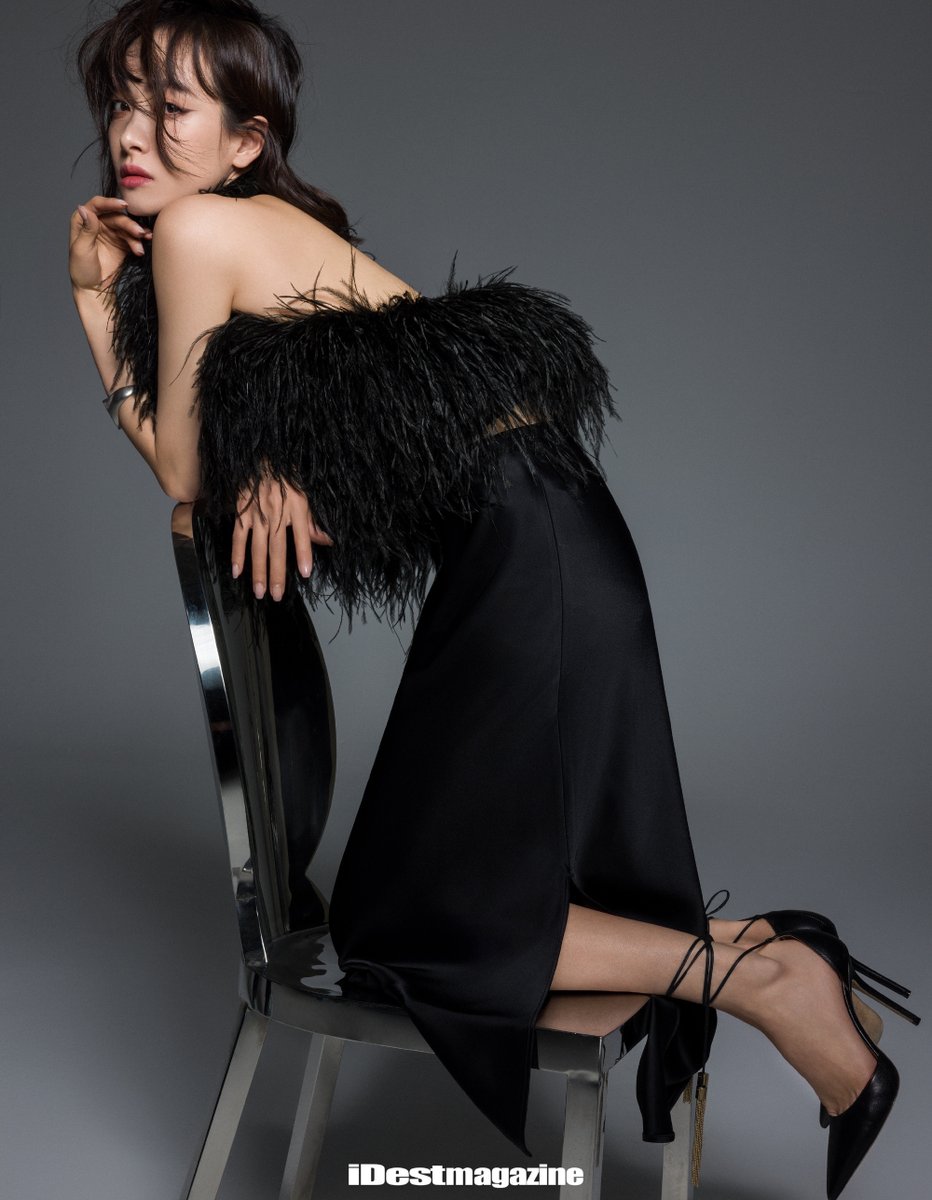bai_lu_twh's tweet photo. #SongQian #VictoriaSong #宋茜🇨🇳💓💓💓
Victoria Song takes the cover of #iDest
kilometer-long legs😍😍😍
Queen Victoria👑👑👑 https://t.co/YOqW5XZhY7
