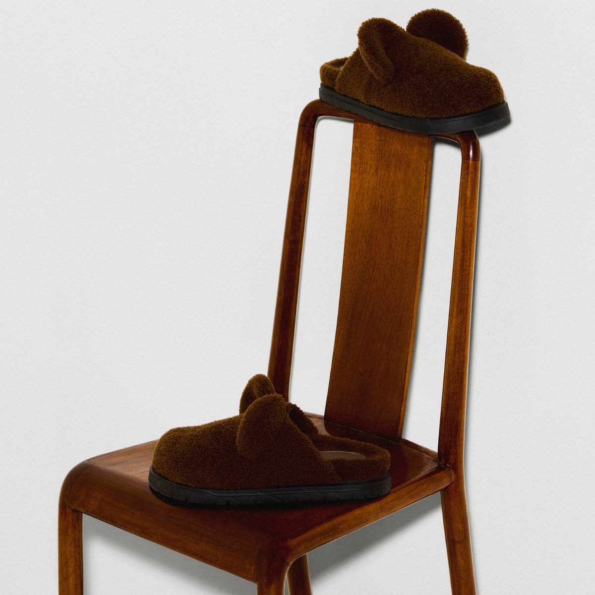 テディイヤー」をあしらったメンズの新作が登場。カールが映えるダーク