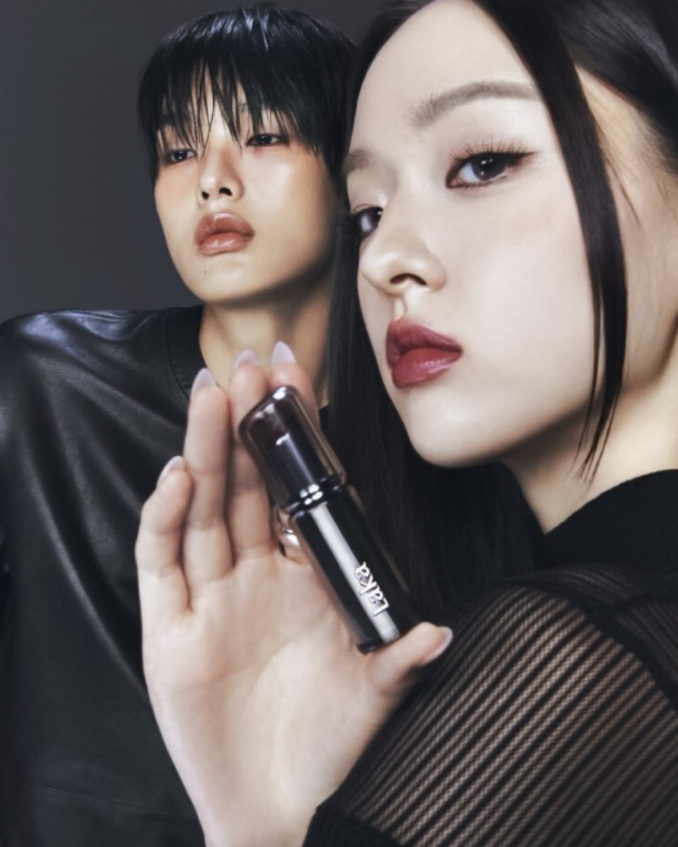 LakaBeauty_JP's tweet image. 💄𝐋𝐚𝐤𝐚 《ℕ𝔼𝕎》
𝐃𝐄𝐕𝐈𝐋𝐋𝐈𝐏_デビルリップ👿
🖤10.27 Qoo10 発売スタート

秋冬デートにぴったりな、
ひと塗りで決まるクリアな高発色🍁

✔ 一塗りで鮮やか高発色＆ぷるツヤ感
✔ ベタつかず軽やかな密着テクスチャー
✔ 縦ジワレス！うるおい保湿
✔…