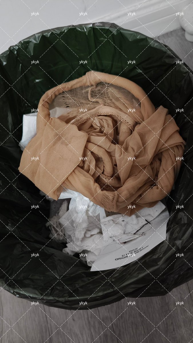 ssc83899103's tweet photo. 垃圾桶奇遇，继续开裆肉丝+豹纹平底，这袜子在妹子腿上效果太自然了，套jj上倒是不觉得，爽死了，这味道起码穿三天了，怼着袜尖深吸一口，我他妈直接颅内高潮了😝😝 https://t.co/3lrNmDVKpT