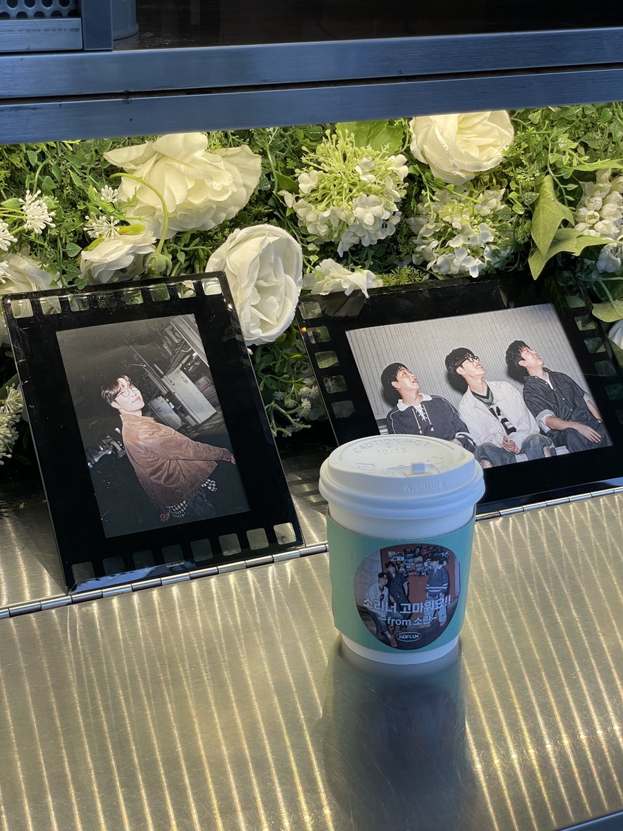 소란 뮤직뱅크 사녹 후기

1시부터 줄 서서 번호표 받구 다같이 홀 로비에서 대기하다가 차례대로 입장,,, 입장은 2시 20분쯤 했어요
줄 관리 조금 미흡했는데 로비에 있을 때 의견 받으시고 인가 때부터 개선해주신다고 했고 선물 교환권 하나씩 주심
이때까진 선물이 뭔지 상상도 못 했죠 . . .