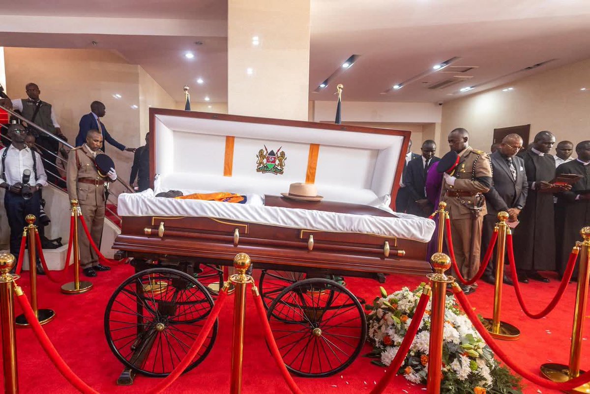 The people's president with Kalonzo Musyoka. The Parliament Buildings mourning precedings after arrival from Lee Funeral Home