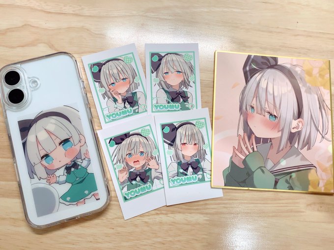 【秋例セットグッズ写真③】
カード、紙系のグッズお写真のまとめです!(高透明クリアカード、チェキ風カード、複製ミニ色紙、A2ポスター)

クリアカードはスマホ裏に挟むと妖夢ちゃんがこちらを観測してくれます😂
ミニ色紙は直筆サイン入り、A2ポスターは折りたたんでセットに入ります〜! 