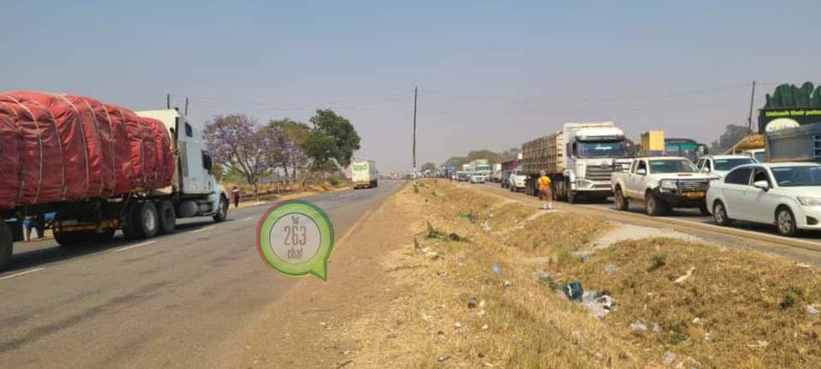 CrimeWatchZW's tweet photo. A big police roadblock on Bulawayo Road has stopped traffic. Officers are checking every car going to Harare. https://t.co/kHzKHwFP2a