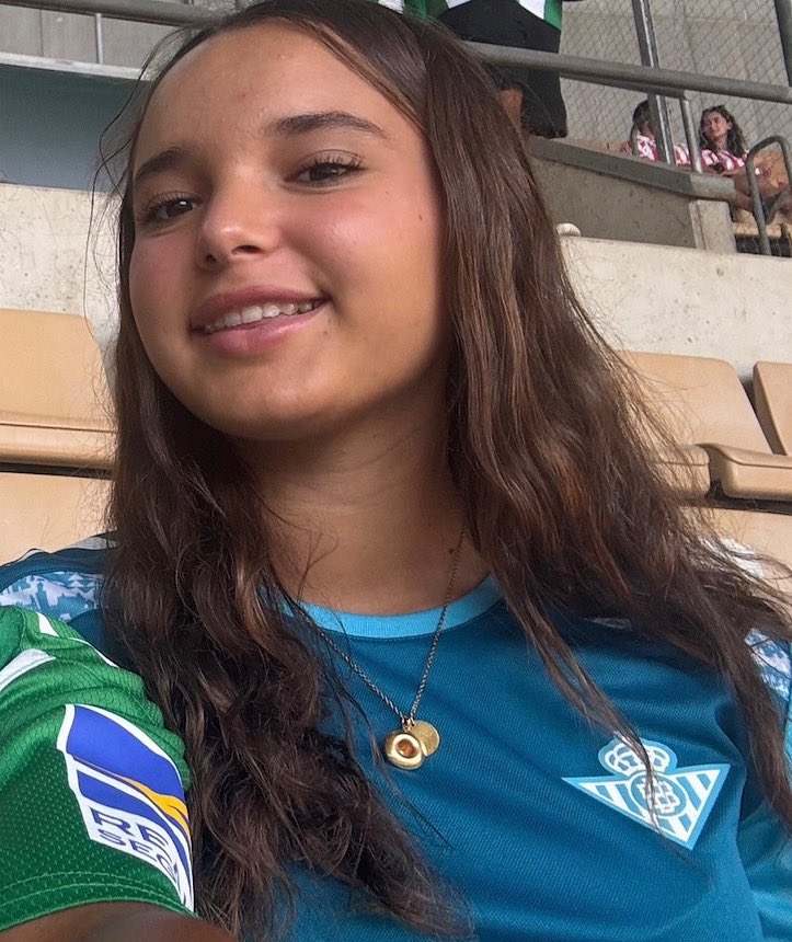 esdecirdiario's tweet photo. Sandra Peña tenía solo 14 años. 

Era una adolescente alegre y deportista. Tenía sueños, amigos, familia y una vida que apenas empezaba, pero… detrás de su sonrisa había un dolor profundo, sostenido en el tiempo, impulsado por un acoso que no cesaba.

Su madre lo advirtió. Lo hizo dos veces. Denunció por escrito que su hija sufría acoso escolar y la dirección del colegio Irlandesas de Loreto fue informada. 

Se reunió con la orientadora y esperó una respuesta que nunca llegó.  La única medida adoptada fue separarla de sus presuntas acosadoras. 

Ninguna protección adicional, ningún seguimiento psicológico, ninguna comunicación con las familias implicadas. 

Y cuando ya era demasiado tarde, el protocolo que debía salvarla seguía sin activarse.

El colegio ha asegurado que lo activó, pero la Junta ya ha confirmado que no se hizo.

Sandra no se suicidó por una decisión repentina y esta noticia, que jamás debería ser contada, ha sido la consecuencia de un entorno educativo que la ha dejado sola frente al acoso.

Sandra fue víctima de la crueldad de sus compañeras y de la pasividad de quienes debían actuar. 

El colegio conocía las denuncias, conocía su sufrimiento y aun así eligió no hacer nada. Solo silencio. Ese silencio institucional, cobarde y burocrático, que es también una forma de violencia. 

Porque, estimada sociedad, cuando un centro educativo permite que una niña de 14 años se hunda sin intervenir, no hablamos de un “error”, hablamos de una responsabilidad moral y humana que se ha incumplido.

El acoso escolar no es un juego. Es violencia continuada, psicológica y emocional y destruye poco a poco la autoestima de quien la sufre.

Cuando el entorno educativo no actúa, cuando los adultos no creen o minimizan o cuando las denuncias se silencian, esa violencia se multiplica.

La madre de Sandra jamás se ha rendido. Denunció, insistió y pidió medidas. 

El dolor de esa madre hoy es también una denuncia.

“Mi hija pidió ayuda y nadie la escuchó” es la frase que debería resonar en cada aula, en cada despacho de dirección y en cada consejería de educación.

Cada vez que una víctima pide ayuda y no se le escucha, el sistema educativo fracasa.

No más Sandras.