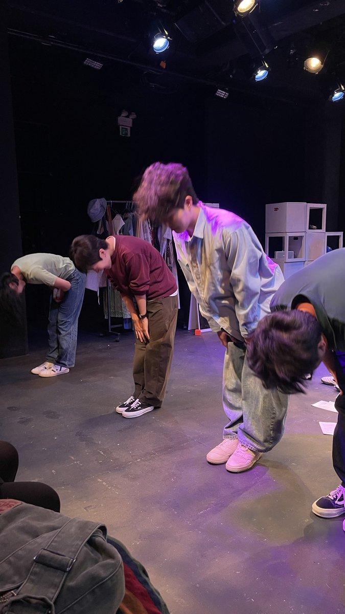 퀴어 연극 <납골당 드라이브> 보고왔우💖

배우분들 연기력 덕분에 몰입갑 최고였고 발성이랑 발음 너무 좋으셔서 부러웠음;;ㅎㅋㅋ

레즈비언 커플이 사랑에 빠지며 갑자기 뽀갈 하셨음 그래서 두손으로 입 막고 봄 ㄹㅇ
게이 커플의 클럽 씬은 걍 이태원임 ㅋㅋㅋ

작은 극장이지만 7명의 배우들의