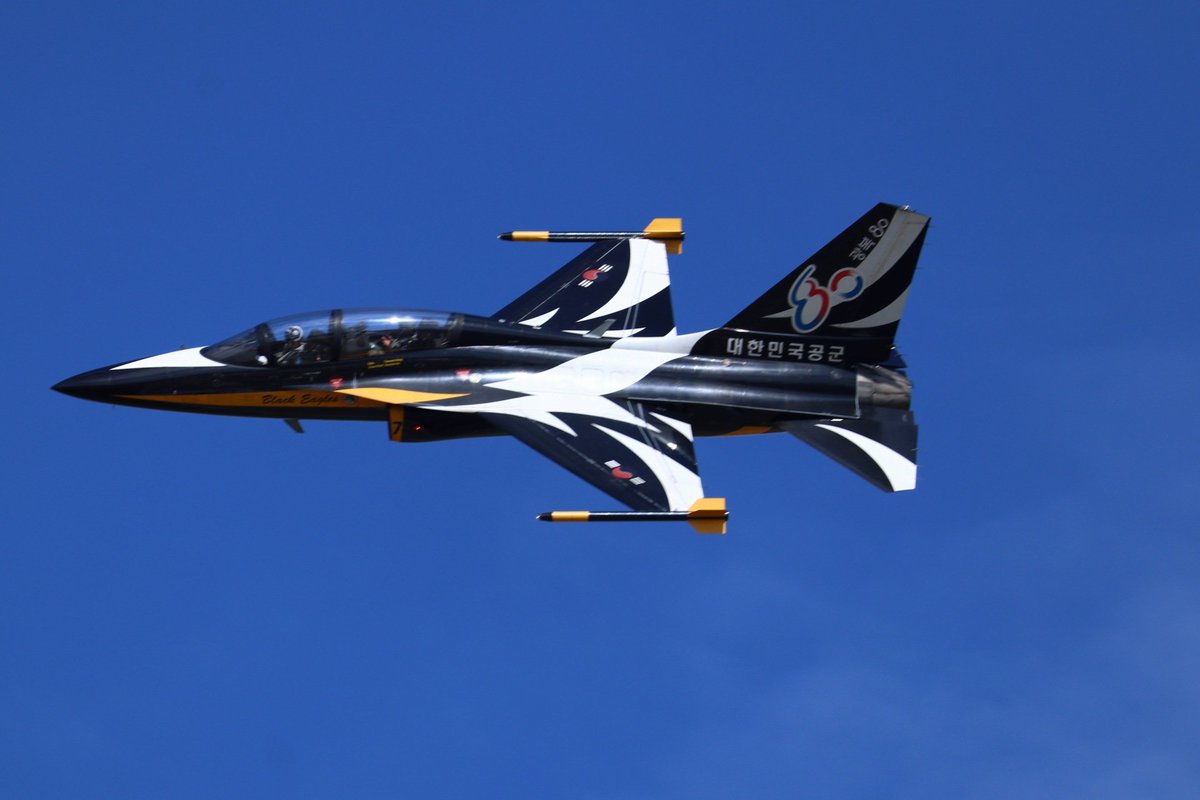 somat_ta's tweet photo. お久しぶりのBlack Eagles!
Seoul ADEX初日、Osan Air Power Day 2025以来の展示飛行は面白かった〜
先月、2回もリスケされて撮れなかったので今回は撮れて嬉しい!
#BlackEagles
#블랙이글스
#T50
#T_50
#大韓民国空軍
#ROKAF
#ADEX
#ADEX2025
#SeoulADEX
#SeoulAirbase
#RKSM https://t.co/vtBariEbPQ