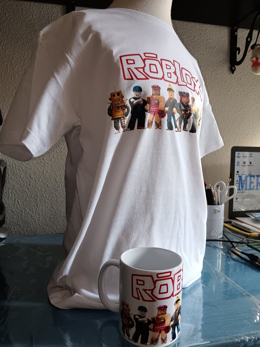 MerchanCat's tweet image. Hoy os presento este pack de #camiseta y #taza a juego de #roblox