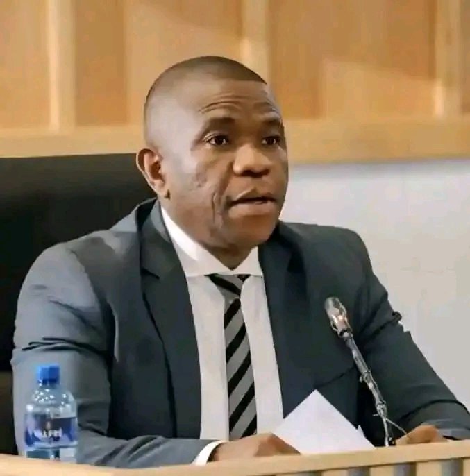 loydarnold114's tweet image. There&apos;s only 3 entities that currently make RSA 🇿🇦 happy right now.

1. LT-GENERAL Nhlanhla Mkhwanazi
2. Orlando Pirates Football Club
3. Springboks