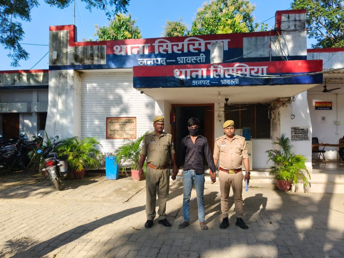bstvlive's tweet photo. श्रावस्ती
➡थाना सिरसिया पुलिस ने की बड़ी कार्रवाई
➡रेप के आरोपी संदीप पासवान को पकड़ा
➡नाबालिग से रेपकर फरार था संदीप पासवान
➡एसपी राहुल भाटी के निर्देशन में गिरफ्तारी
➡थाना सिरसिया में पॉक्सो एक्ट के तहत केस दर्ज
#Shravasti #RapeArrest | @shravastipolice https://t.co/huGhCPib8E