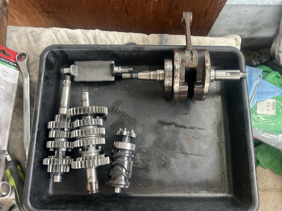 2t_project's tweet image. 浜松市SDR200整備状況です。
エンジン分解できました！
シリンダ・ピストンは0.25OSです。
クランクとアクスルシャフトのベアリングはゴリゴリなので交換します🫡
縦割りクランクケースは原付みたいで可愛いですね😂
引き続き洗浄・測定していきます！
#sdr200  #2tv #浜松のバイク
#2tproject #2スト