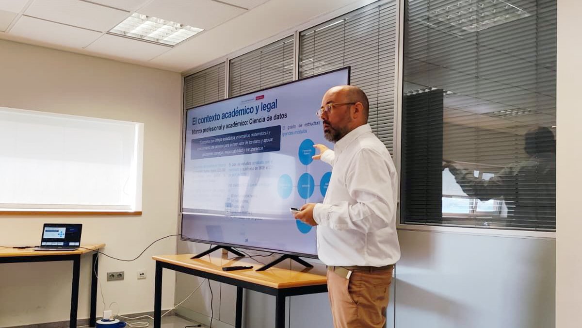 itacaUPV's tweet image. 😃 Congratulations to Professor 👨‍🏫 Elies Fuster-Garcia!
👉This Wednesday, our researcher at @BDSLab_UPV successfully defended his professorship, earning the highest qualification unanimously👏
#Research #Innovation #UPV #ITACA #BDSLab