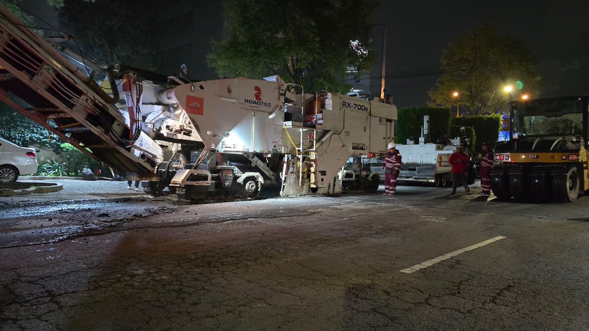 ✨🌆 Madrugadas dedicadas a mejorar la movilidad de la #CapitalDeLaTransformación. 🫀

📍 Gracias al programa #CualliOhtli, trabajadoras y trabajadores de la <a href="/SOBSECDMX/">Secretaría de Obras y Servicios CDMX</a> continúan repavimentando las calles de la Avenida Paseo de la Reforma.
