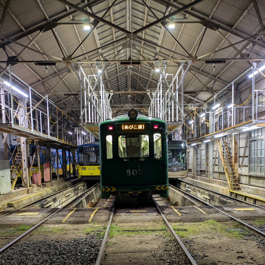【　ある夜の車庫風景　】

緑色が陰って写りまして渋く見えました、という様子です🚋
#阪堺電車