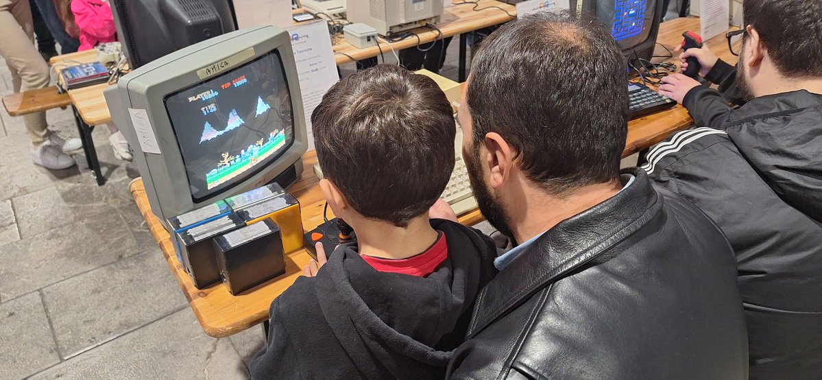 ApuliaRetro's tweet image. Hai in soffitta o in cantina vecchi computer, console o dispositivi elettronici? Per noi sono tesori da far rivivere.
Ogni donazione viene restaurata e usata durante eventi e mostre divulgative, dove grandi e piccoli possono scoprire la magia della tecnologia di ieri. ⬇️