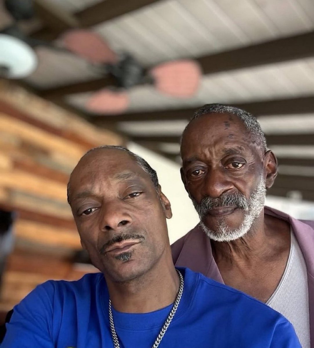 damylareee's tweet image. They said smokers d!e young, but Snoop Dogg and his pops still chilling 😭💨