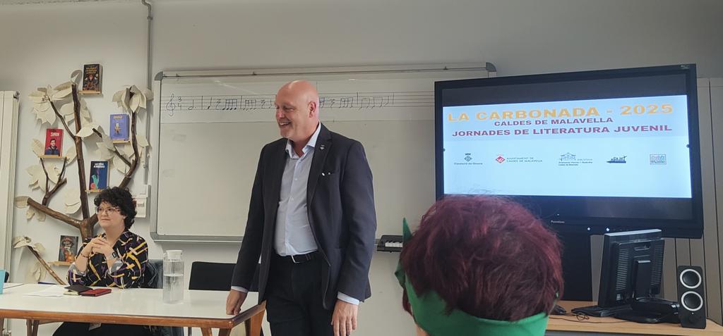 Sergi Mir, alcalde de Caldes de Malavella, obre la jornada "La carbonada 2025" dedicada a #joves i #biblioteca amb un elogi a la creativitat.