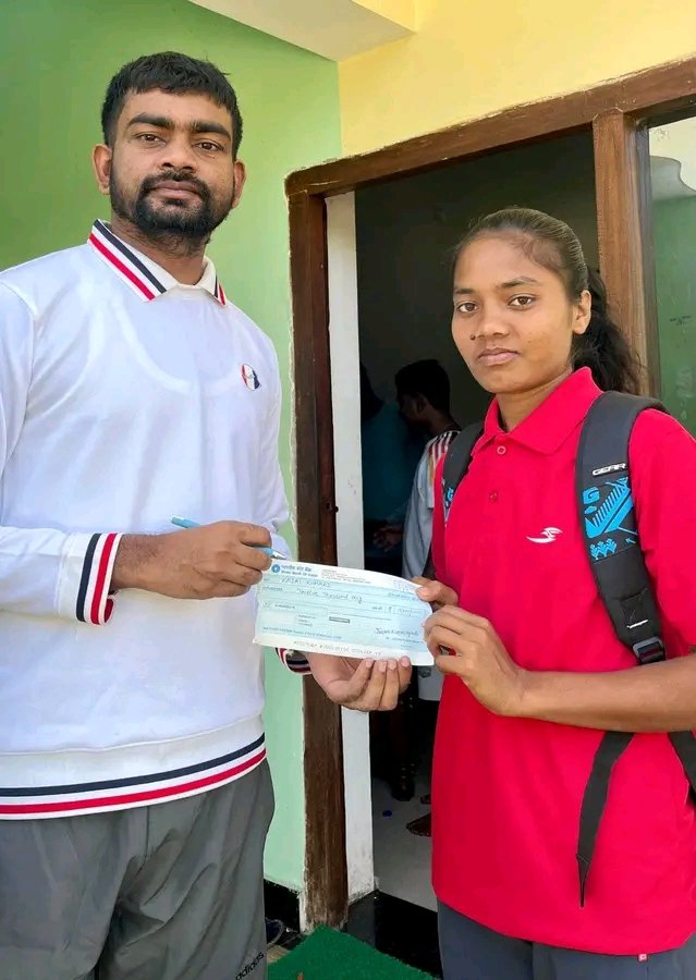 योगीडीह निवासी छोटी बहन काजल कुमारी कराटे चैंपियन है किन्तु नेशनल लेवल का कराटे किट नहीं हो पाने के कारण प्रतियोगिता में भाग नहीं ले पा रही थी.
अपने वादे के मुताबिक अपने निजी वेतन से कराटा किट खरीदने के लिए आर्थिक सहयोग किया.
शुभकामनाएं, उम्मीद है की बहन गोल्ड मेडल जीतकर आएगी.