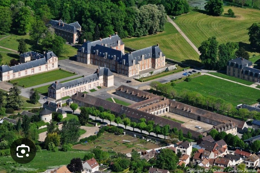 Scandale du château de Grignon : des meubles d'exception vendus pour une bouchée de pain par l'État (MàJ : une fonctionnaire condamnée, sa direction organise une cagnotte pour la soutenir)

 fdesouche.com/2025/10/17/cha…