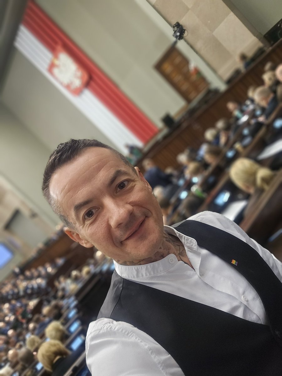 M_Jozefaciuk's tweet photo. Historyczna ustawa zakazująca hodowlę zwierząt na futra PRZYJĘTA przez Sejm 😍 

Bo futro najlepiej wygląda na samym zwierzęciu 👏 

#walczsercem #zwierz #sejm #posel https://t.co/k0lMZueD8Q