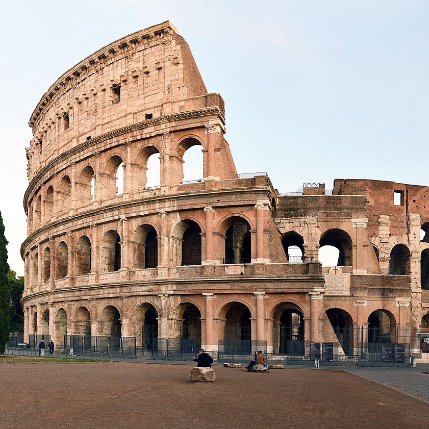 trash_italiano's tweet image. Il nuovo direttore del Colosseo ha annunciato la volontà di organizzare spettacoli e concerti di musica pop all’interno dell’anfiteatro.

Fonte: Repubblica