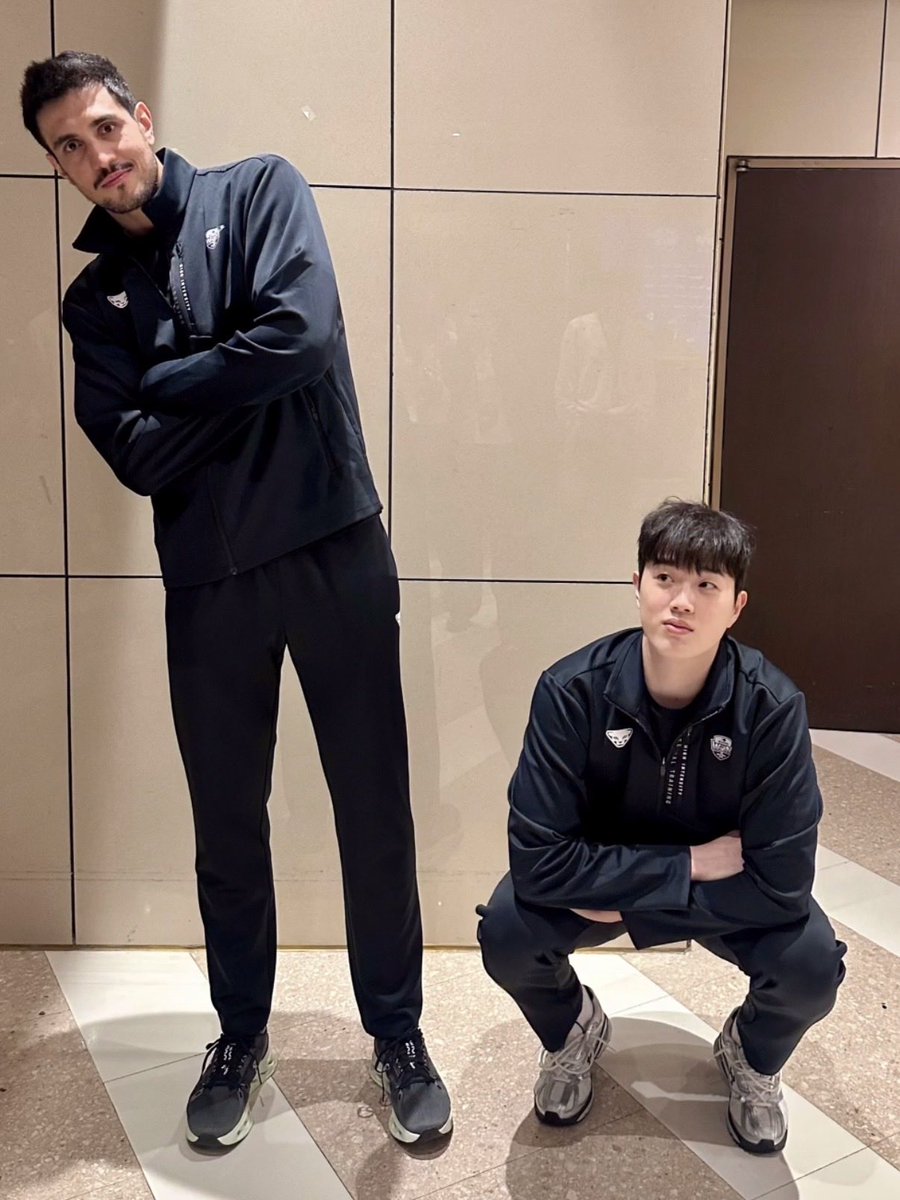 Jloversclub99's tweet photo. 지금 우리보고 개막전에서 이 포즈로 찍으란다 ㅋㅋㅋㅋ https://t.co/2CCRXymNhC