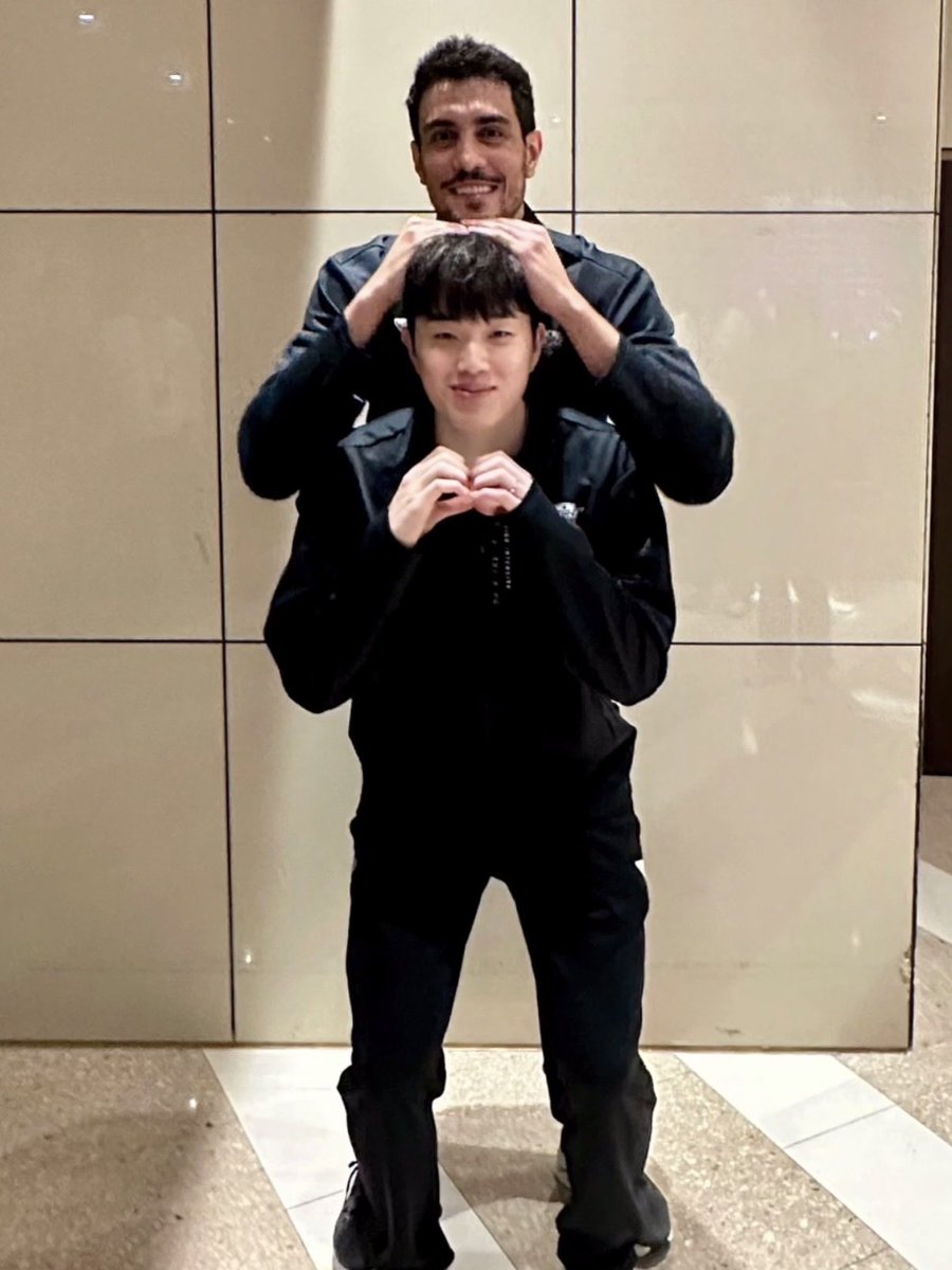 Jloversclub99's tweet photo. 지금 우리보고 개막전에서 이 포즈로 찍으란다 ㅋㅋㅋㅋ https://t.co/2CCRXymNhC