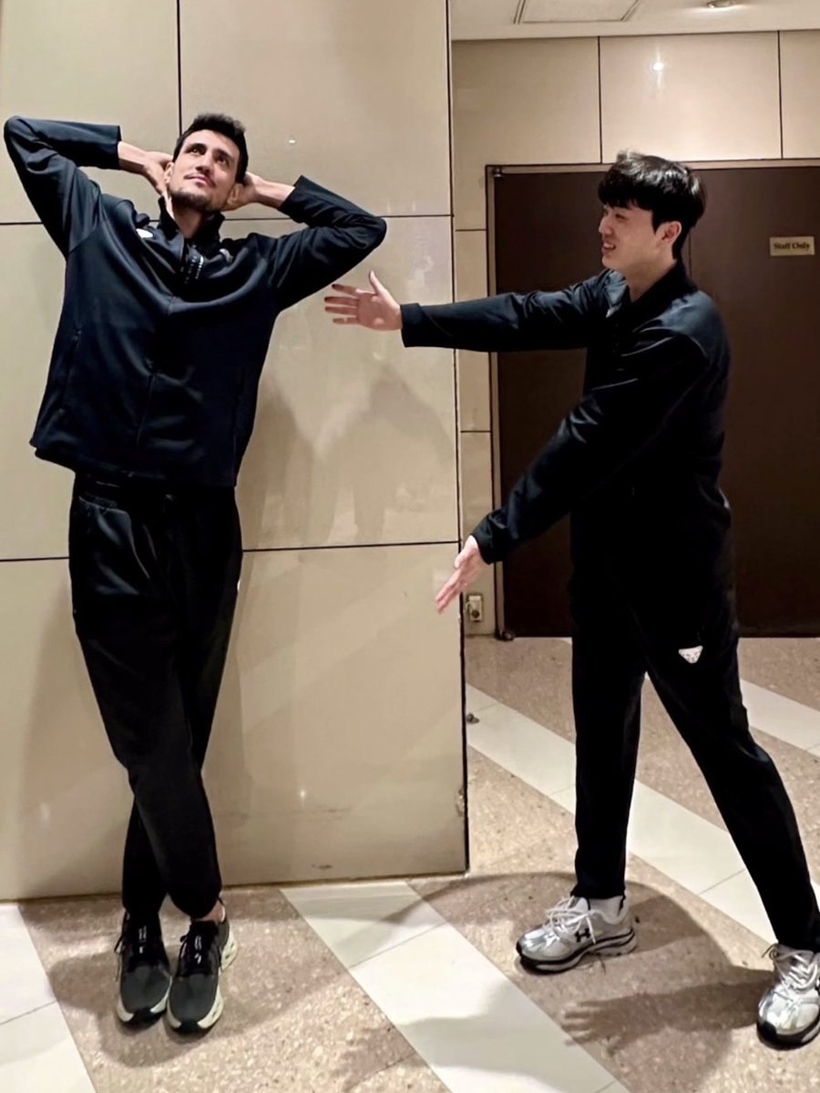 Jloversclub99's tweet photo. 지금 우리보고 개막전에서 이 포즈로 찍으란다 ㅋㅋㅋㅋ https://t.co/2CCRXymNhC