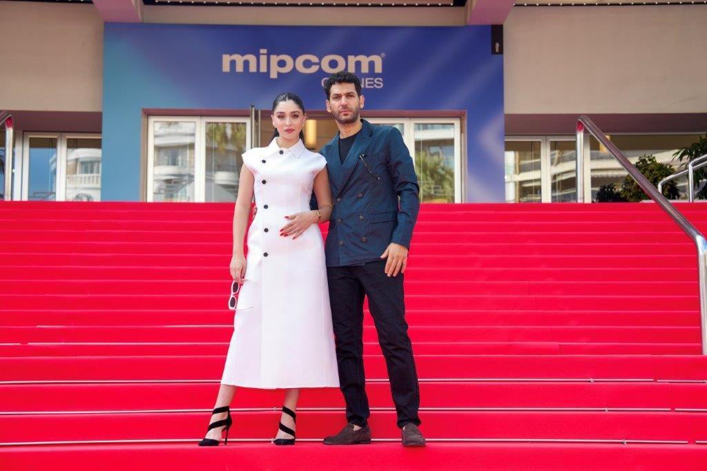 caddemilliyet's tweet photo. 🌹 Güller ve Günahlar MIPCOM’a damga vurdu!
Kanal D’nin yeni dizisinin yıldızları Cemre Baysel ve Murat Yıldırım, fuarda dikkatleri üzerine çekti. 💫

#GüllerVeGünahlar #CemreBaysel #MuratYıldırım #KanalD #MIPCOM 

https://t.co/6k6lFQoT8Z https://t.co/WRldcQlqsH