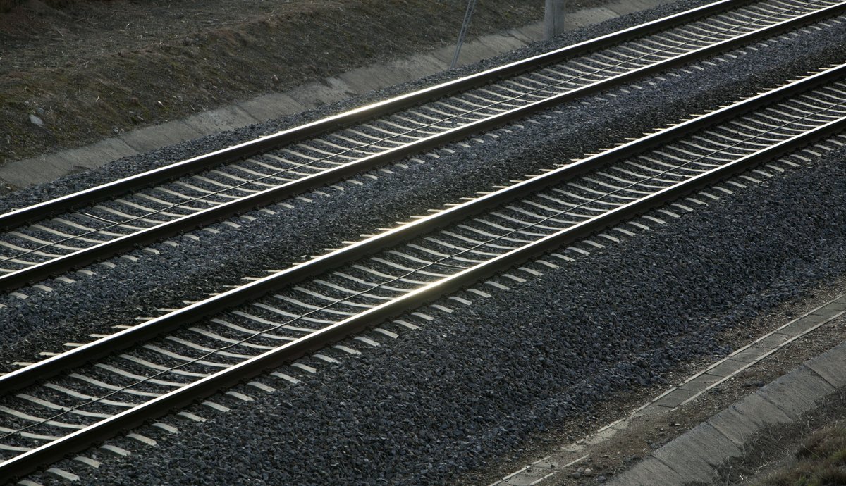 Adif_es's tweet image. 👷🏗️ Iniciamos los sondeos geotécnicos en los terrenos donde se levantará la futura estación de Cercanías en la zona norte de #Jerez.

La nueva estación contará con un edificio de viajeros de unos 700 m² y dos andenes y dará servicio a la línea C-1 que conecta con el aeropuerto.