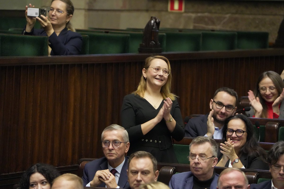 DOKONALIŚMY NIEMOŻLIWEGO! Zakaz hodowli zwierząt na futra uchwalony! 💚💪

✅ #Sejm przyjął mój projekt ustawy o zakazie hodowli zwierząt na futra! 👏 🟢 339 za, 🔴 78 przeciw

Po 3️⃣0️⃣ latach udało nam się! Projekt przygotowałam wspólnie z <a href="/otwarteklatki/">Otwarte Klatki</a>, <a href="/Fundacja_Viva/">Fundacja Viva!</a>,