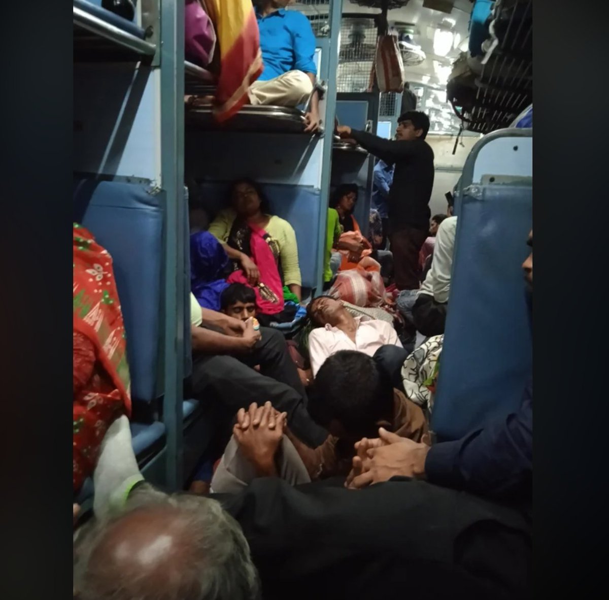 lms_032's tweet photo. @BJP4India This is New India...Overcrowded trains and late arrivals &amp; departures have become a daily struggle in Indian Railways 🚂 https://t.co/gxEzjrLgBx