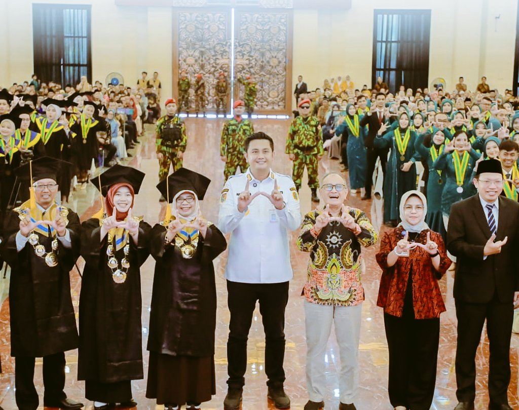 Masbup Klaten Hamenang saat menghadiri Wisuda dan Angkat Sumpah Tenaga Kesehatan Tahun Akademik 2024/2025 Universitas Muhammadiyah Klaten  mengatakan lulusan UMKLA sangat luar biasa. Mereka telah membantu pembangunan dan kemajuan daerah Klaten dalam pelayanan kesehatan...