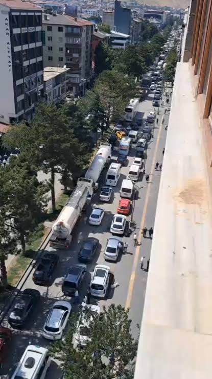 Tatvan Artık Dayanamıyor! 🚧🚗

Tatvan trafiği artık akıl almaz bir hal aldı!
Belediyenin bugüne kadar trafikle ilgili yaptığı tek “çözüm” mahalle aralarına kapan atmak.
Üstelik bunu da sanki dev bir proje gibi ayda bir “yeni kapan müjdesi” diye duyuruyorlar.

Tatvan kan ağlıyor!