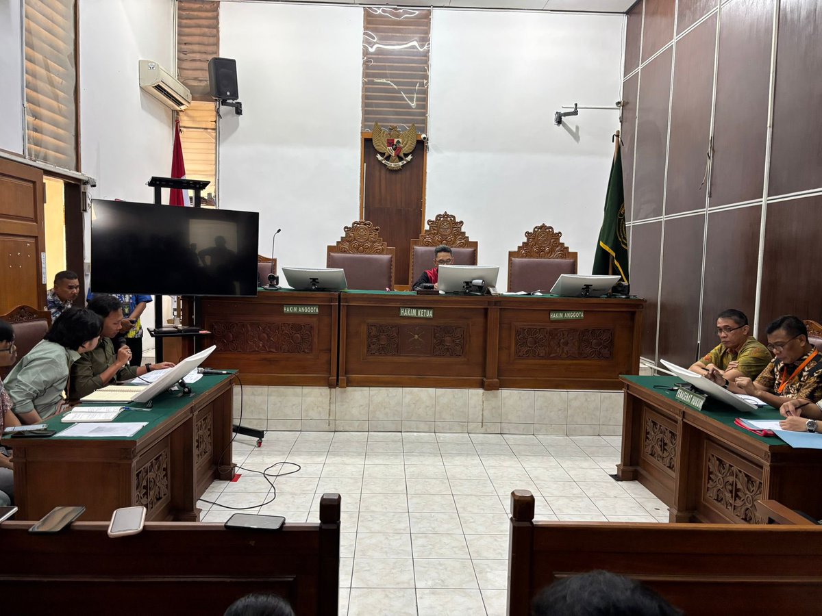 Sidang praperadilan Direktur Lokataru, Delpedro Marhaen, digelar di Pengadilan Negeri Jakarta Selatan, Jumat (17/10). Permohonan Delpedro teregister dengan nomor perkara 132/Pid.Pra/2025/PN JKT.SEL.

Delpedro melalui Kuasa hukumnya memohon agar majelis hakim menyatakan penetapan