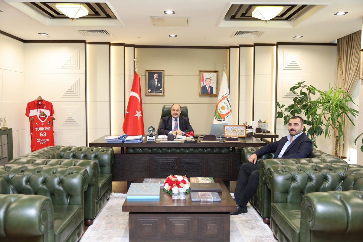 sanliurfabld's tweet photo. İş İnsanı Hüseyin Acemoğlu, Şanlıurfa Büyükşehir Belediye Başkanımız Mehmet Kasım Gülpınar'ı ziyaret ettiler.

Nazik ziyaretlerinden dolayı kendilerine teşekkür ederiz. https://t.co/qDNjXypwRH