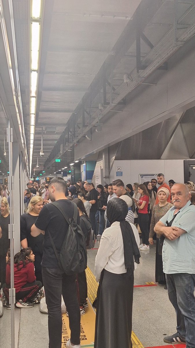 featmerve's tweet photo. Her gün 15 dakika beklediğim metroyu bana öğretmeye çalışıyorlar ya, çıldırırsın @IBBcozummerkezi kendinizeen haberiniz olsunn!! https://t.co/3yzyXGwKeL