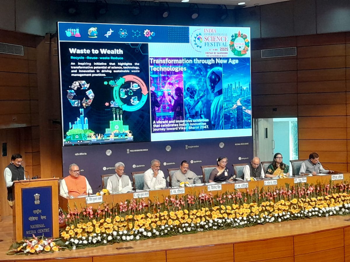 CSIR_NIScPR's tweet image. Hon’ble MoS @DrJitendraSingh  unveils the #IISF2025 Website, Brochure & Curtain Raiser Video, marking the formal launch of the festival journey.
This moment sets the stage for a grand celebration of science, innovation, knowledge sharing and public engagement, reflecting the…