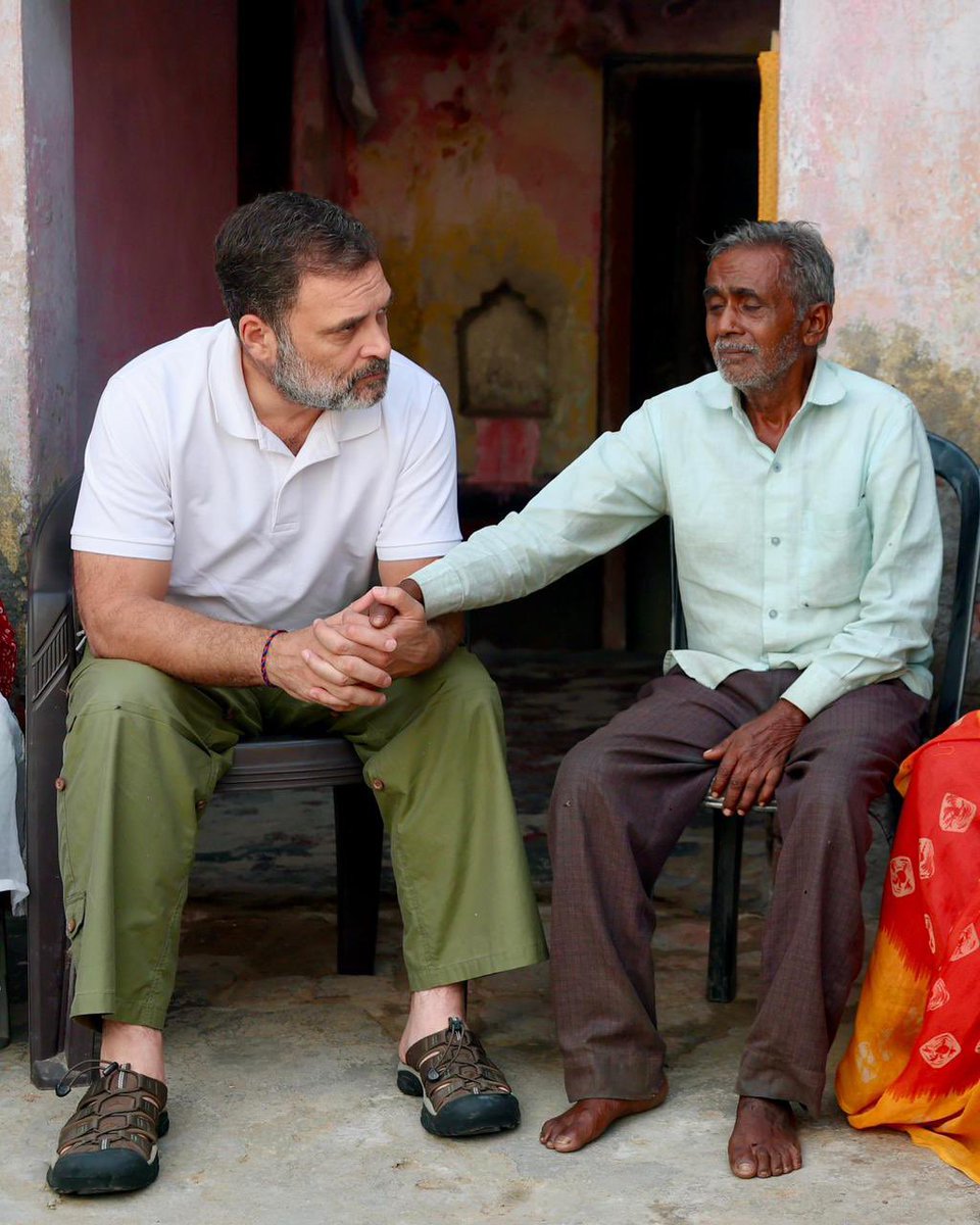 नेता विपक्ष श्री <a href="/RahulGandhi/">Rahul Gandhi</a> ने फतेहपुर में श्री हरिओम वाल्मीकि के परिवार से मुलाकात की 🕊️
उन्होंने परिवार के दुख को समझा और उनका दर्द बांटा 💔
राहुल गांधी ने भरोसा दिलाया कि न्याय के लिए वे उनके साथ खड़े हैं ✊
#हरिओमवाल्मिकी