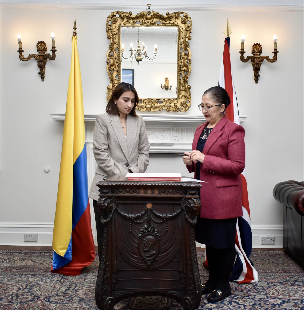 ColombianEmbUK's tweet image. 🇨🇴🤝🇬🇧 La embajadora @laurisarabia inició oficialmente su misión diplomática en el Reino Unido.

Durante la ceremonia en la sede de la Embajada en Londres, reafirmó su compromiso de fortalecer los lazos de amistad, cooperación y entendimiento entre ambos países.
