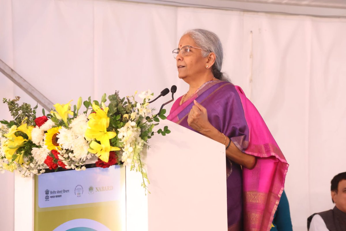 airnews_kannada's tweet image. ಹಣಕಾಸು ಸಚಿವೆ ನಿರ್ಮಲಾ ಸೀತಾರಾಮನ್ ಅವರು ವಿಜಯನಗರ ಜಿಲ್ಲೆಯ ಕಸಾಪುರದಲ್ಲಿ ರೈತ ತರಬೇತಿ ಮತ್ತು ಕೃಷಿ ಸಂಸ್ಕರಣ ಕೇಂದ್ರವನ್ನು ಲೋಕಾರ್ಪಣೆ ಮಾಡಿದರು. 
MPLADS ಯೋಜನೆಯಡಿ ಸ್ಥಾಪಿತವಾದ ಈ ಕೇಂದ್ರ ರೈತರ ಆದಾಯ ಹೆಚ್ಚಿಸಲಿದೆ! 
#NirmalaSitharaman #KarnatakaFarmers #AgriReforms