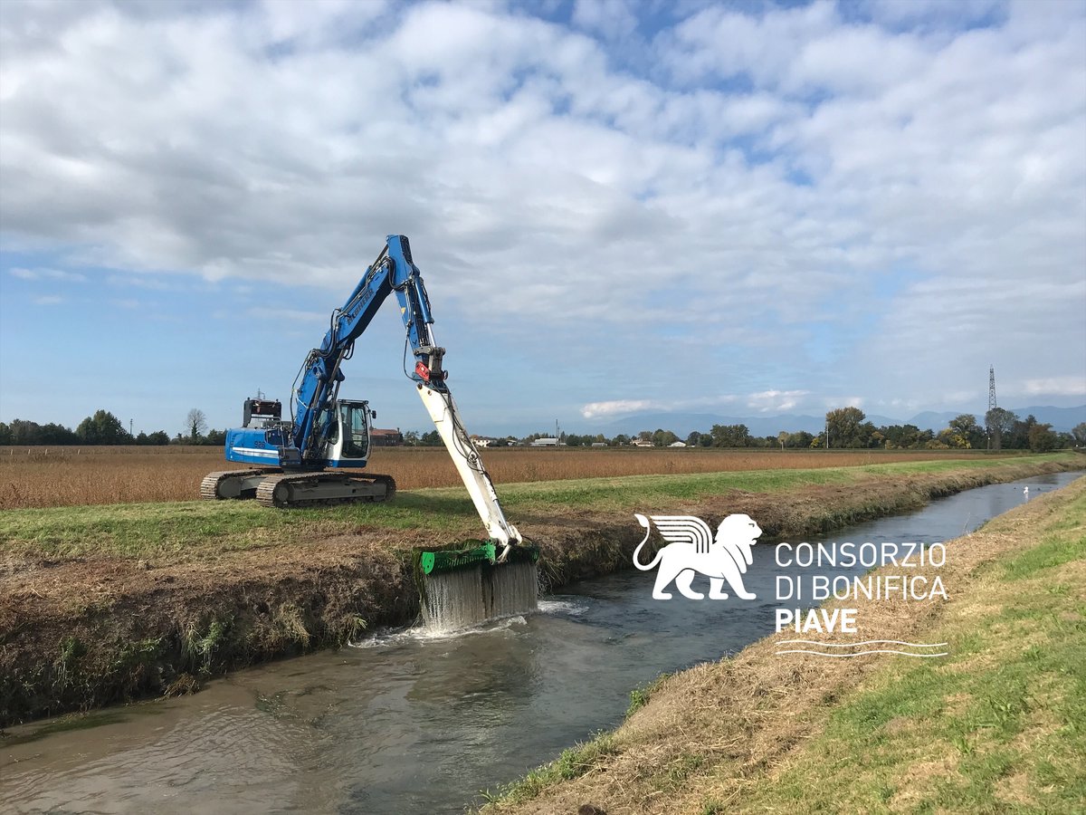 🌾Intervento di manutenzione con rimozione delle erbe acquatiche lungo il canale Resteggia nei comuni di #fontanelle e Comune di Gaiarine #sicurezzaidraulica #consorzioPiave