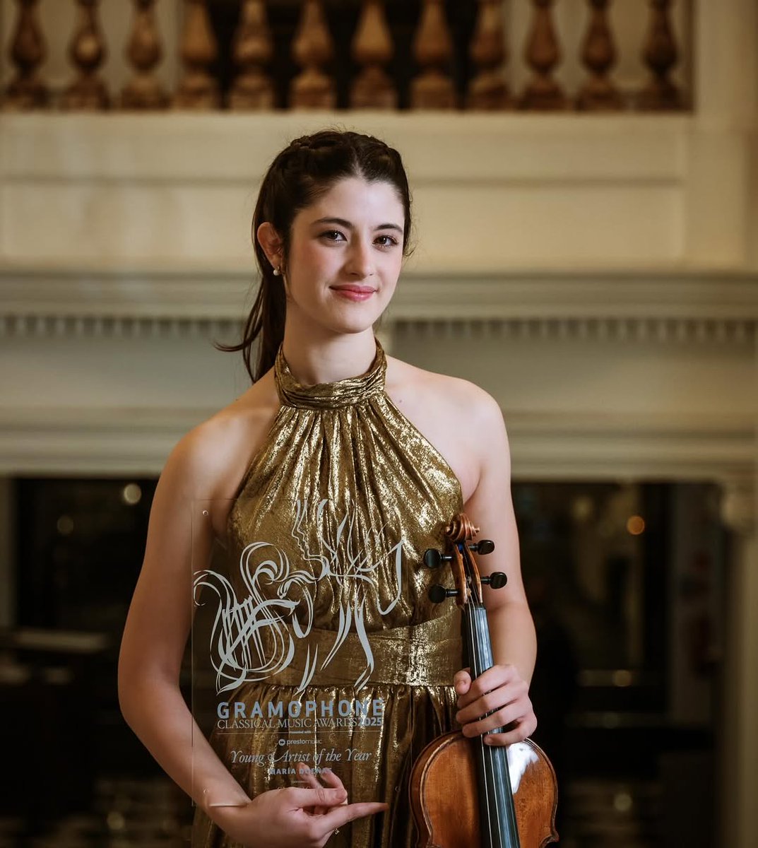 Tiene 22 años, es granaína, ha ganado dos Oscars de la música clásica y ha sido elegida Mejor Artista Joven del Año.

¡Mi enhorabuena a María Dueñas!
👏👏

Qué orgullo que una andaluza sea estrella mundial del violín. #Andalucía es una fuente inagotable de talento.

#GramoAwards