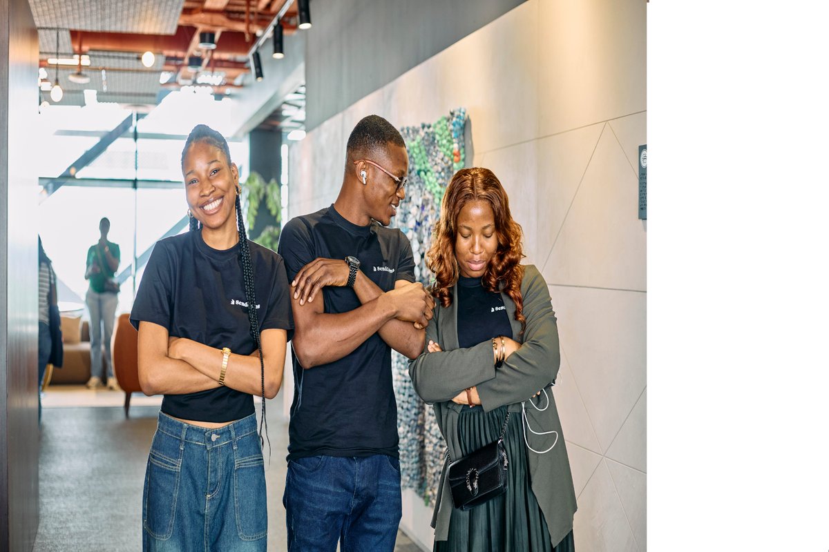 Digitaleydrive's tweet image. #TB to the vibrant faces that made #DDhack unforgettable! 💙
Judges, partners, innovators & our amazing host , every moment was pure energy, collaboration & creativity 🚀✨
#DDhackathon #AI #TechForGood #Innovation #Community