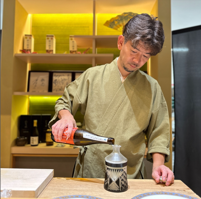 NEOLD_PH's tweet photo. A fine cup of sake to mark the beginning of hospitality.🍶A ritual of quiet reflection, savoring, and conversation.

https://t.co/MbvhOJvZ5n

#neold #neoldprivatehouse #theshogunexperience #Yoshino #narajapan #luxurytravelagent #luxuryhospitality #travelindustry #japanesefood https://t.co/53ftf5YG7m