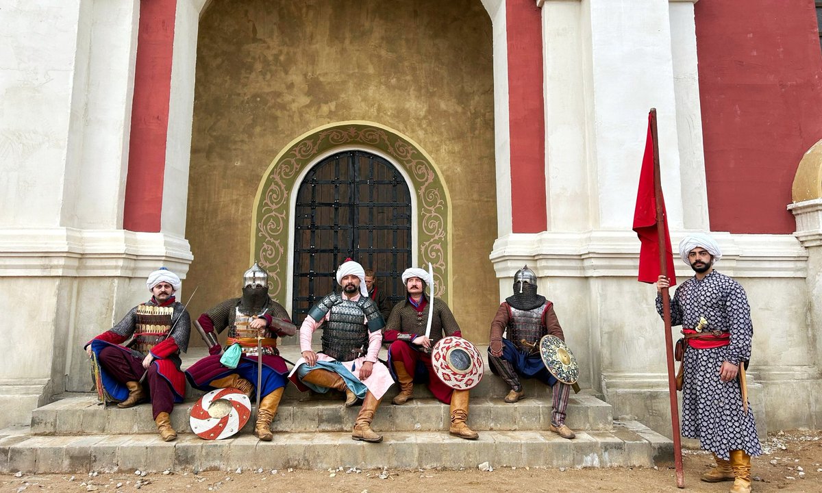 "Türkler öyle bir güçlendiler
Sadece okyanusu değil
Tuna'yı ele geçirdiler.
İstedikleri zaman akın yapıyorlar
Piskoposluklar, kiliseler acı çekiyorlar
Şimdi de saldırıyorlar Puglia'ya
Yarın sıra Sicilya'da 
Sonra da sıra İtalya'da
Oradan sonra olabilir Roma sırada
Ve Lombardia ve