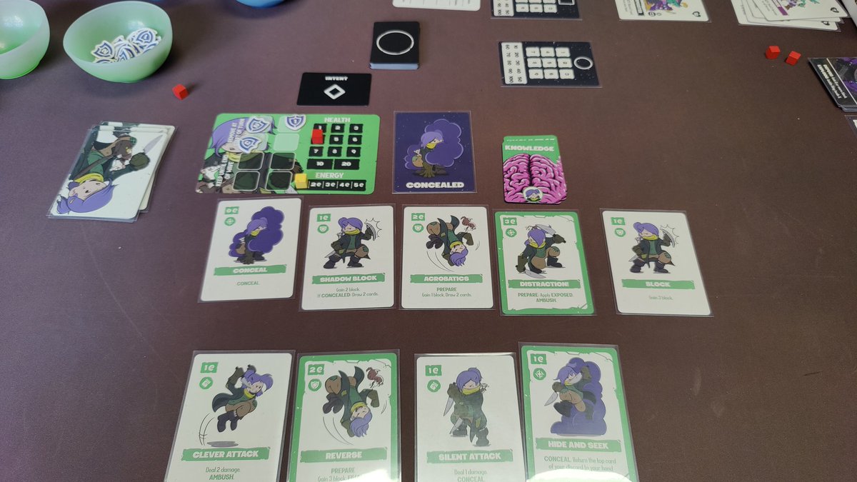 Como mola este SOLO of the month. Caja no tan pequeña, llena de cartas. 2 heroes q se enfrentan a varios niveles de malos (vienen 4). Cuando progresas mejoras tu mazo. Es un mini Slay the Spire y bastante dificil. <a href="/MeepleChef/">MeepleChef</a> eres un crack. Muy top! 👍👍