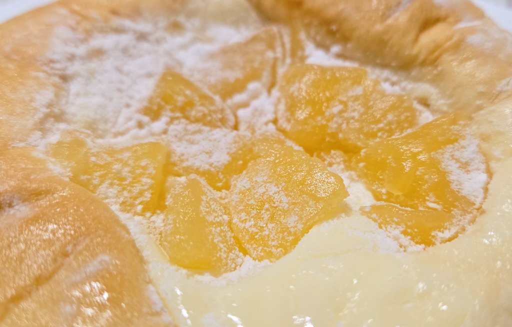 【ごろっとりんごのフロマージュパン】
ローソン 181円 370kcal
4.5
パンはふんわりもっちりでやわらかく
シャキっとし甘酸っぱいシロップ漬けされたりんごとチーズの優しい甘みでほんのり酸味あるチーズクリームがよくあっていてめちゃうま
そして何より大きい！
これはありがたい