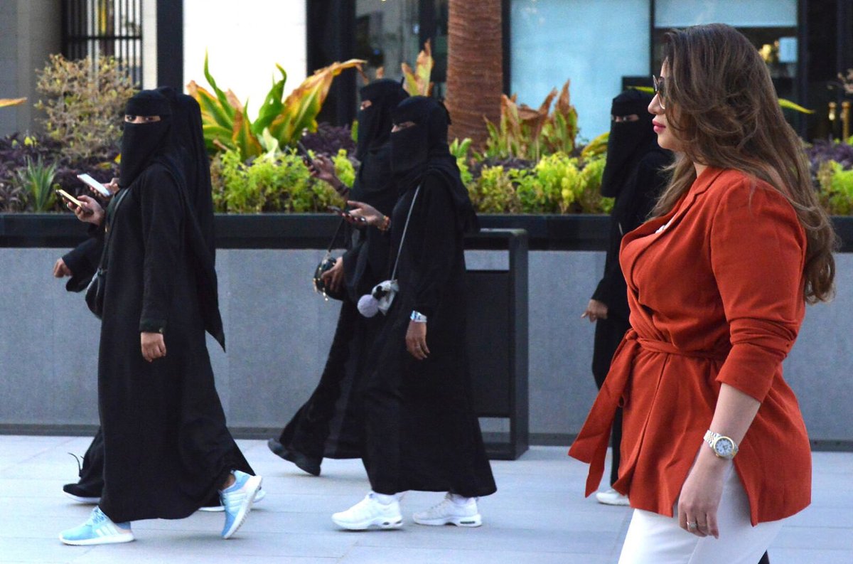 Dal Niqab al volante: l’Arabia Saudita riscrive il manuale delle “Libertà delle #donne”

Chi l’avrebbe mai detto?
<a href="/arabescmagazine/">Arabesc</a> 

#donnearabe #libertadonne #femminicidio 

arabesc.it/dal-niqab-al-v…